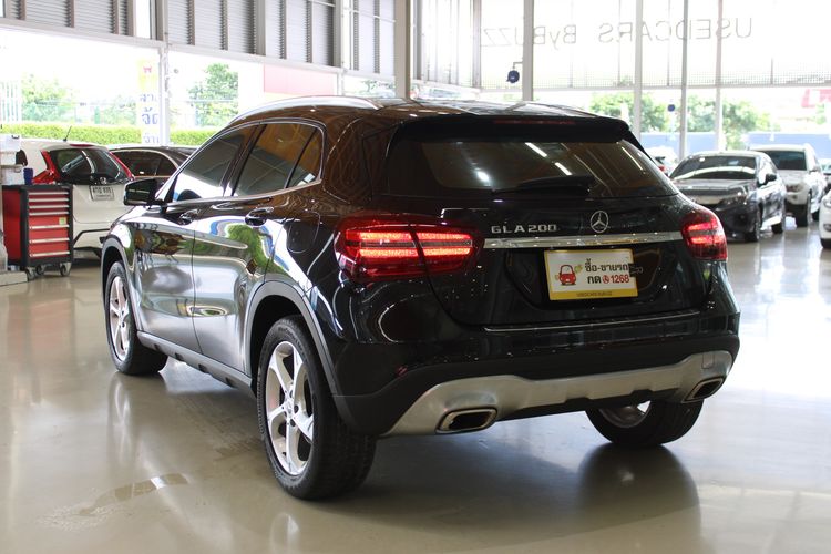 Mercedes-Benz GLA-Class 2019 GLA200 Sedan เบนซิน ไม่ติดแก๊ส เกียร์อัตโนมัติ ดำ รูปที่ 4