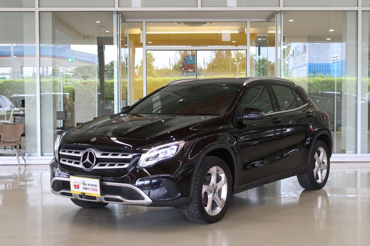 Mercedes-Benz GLA-Class 2019 GLA200 Sedan เบนซิน ไม่ติดแก๊ส เกียร์อัตโนมัติ ดำ รูปที่ 3