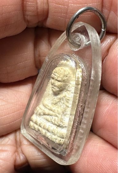 ล.ป.ทวด เนื้อขาว พระพอมีอายุความเก่าเลี่ยมเดิม ไม่ทราบที่ รูปที่ 3