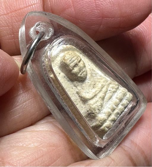 ล.ป.ทวด เนื้อขาว พระพอมีอายุความเก่าเลี่ยมเดิม ไม่ทราบที่ รูปที่ 4