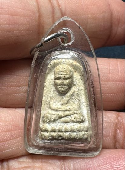 ล.ป.ทวด เนื้อขาว พระพอมีอายุความเก่าเลี่ยมเดิม ไม่ทราบที่