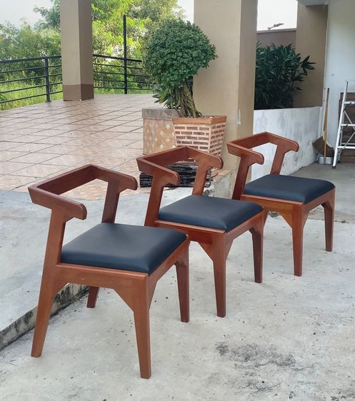 เก้าอี้ไม้เนื้อแข็ง(เบาะสีดำ ,สีกรมท่า)
