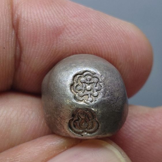 พดด้วง ขนาด 1 บาท ตราบัวยันต์ สมัยอยุธยา สภาพสวย รูปที่ 3