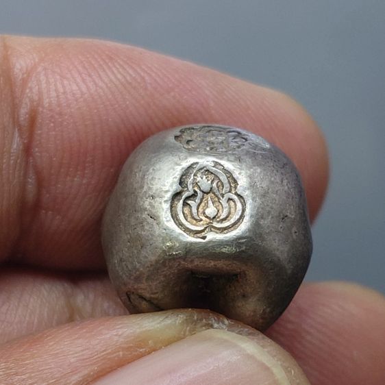 พดด้วง ขนาด 1 บาท ตราบัวยันต์ สมัยอยุธยา สภาพสวย รูปที่ 2