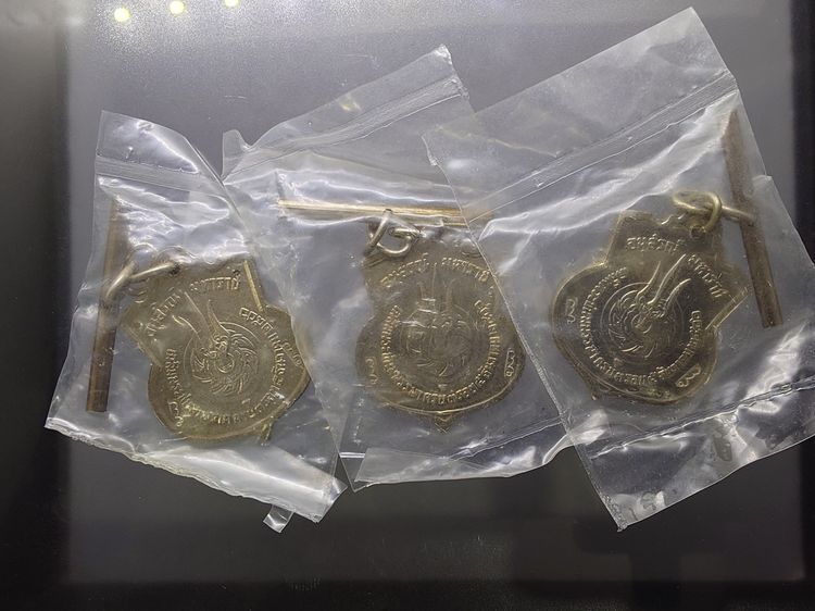 เหรียญอนุสรณ์มหาราช 3 รอบ รัชกาลที่9 เนื้ออัลปาก้า โคท สว ซ้าย - ขวา พร้อมตุ้งติ้ง ปี2506 ซองเดิม ไม่ผ่านใช้ สภาพสวย รูปที่ 9
