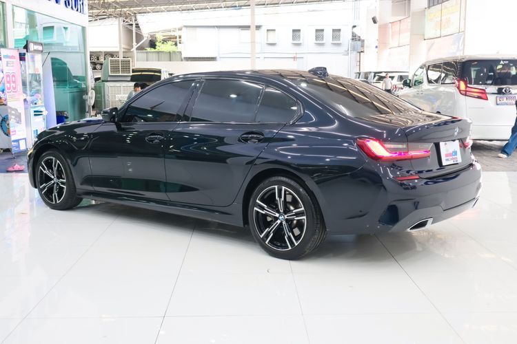 BMW Series 3 2022 330Li Sedan เบนซิน ไม่ติดแก๊ส เกียร์อัตโนมัติ ดำ รูปที่ 3