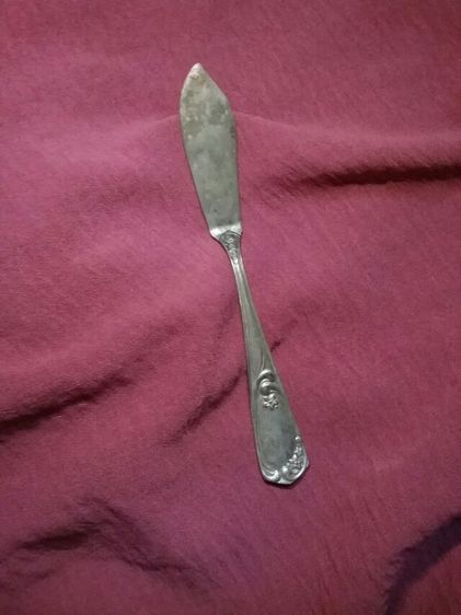 มีดตัดหรือช้อนตัดเนยไม่ทราบอายุ