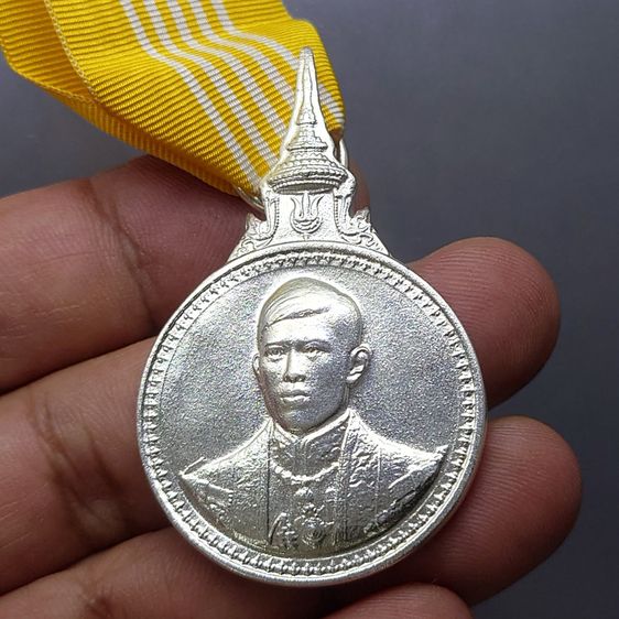 เหรียญที่ระลึกประดับแพรแถบ พระราชพิธีฉลองพระชนมายุ 5 รอบ สมเด็จพระบรมฯ พ.ศ.2555 "แบบชาย รูปที่ 5