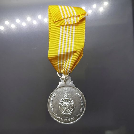 เหรียญที่ระลึกประดับแพรแถบ พระราชพิธีฉลองพระชนมายุ 5 รอบ สมเด็จพระบรมฯ พ.ศ.2555 "แบบชาย รูปที่ 4