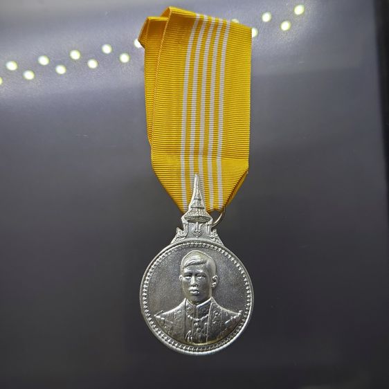 เหรียญที่ระลึกประดับแพรแถบ พระราชพิธีฉลองพระชนมายุ 5 รอบ สมเด็จพระบรมฯ พ.ศ.2555 "แบบชาย รูปที่ 3