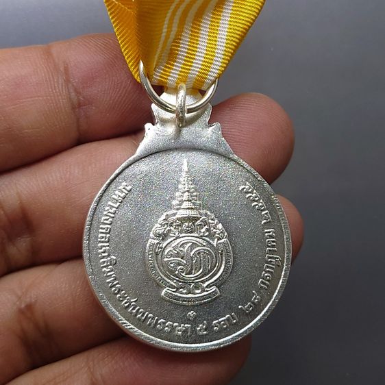 เหรียญที่ระลึกประดับแพรแถบ พระราชพิธีฉลองพระชนมายุ 5 รอบ สมเด็จพระบรมฯ พ.ศ.2555 "แบบชาย รูปที่ 6