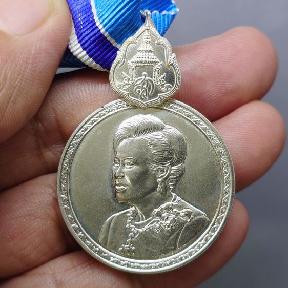 เหรียญที่ระลึกประดับแพรแถบ สมเด็จพระนางเจ้าสิริกิตต์ พระบรมราชินีนาถ เฉลิมพระชนมพรรษา 7 รอบ พ.ศ.2559 (แบบชาย) รูปที่ 4