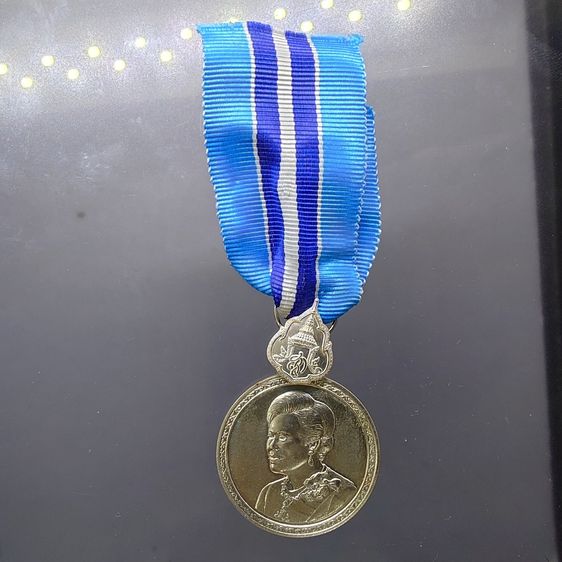 เหรียญที่ระลึกประดับแพรแถบ สมเด็จพระนางเจ้าสิริกิตต์ พระบรมราชินีนาถ เฉลิมพระชนมพรรษา 7 รอบ พ.ศ.2559 (แบบชาย) รูปที่ 2