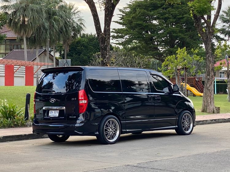 Hyundai H-1  2017 2.5 Deluxe Van ดีเซล ไม่ติดแก๊ส เกียร์อัตโนมัติ ดำ รูปที่ 4