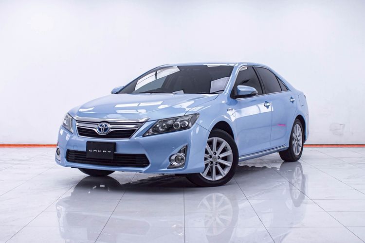 รถ Toyota Camry 2.5 Hybrid สี ฟ้า