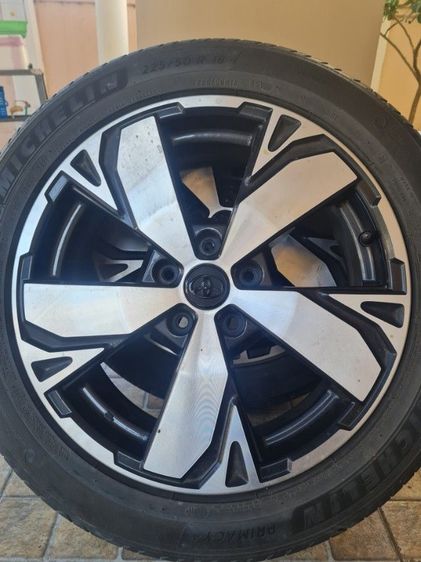 ขายล้อแม็ค ขอบ 18  รู 5  114 พร้อมยางมิชิลิน 225 50R18  ปี 21 สภาพแม็คใหม่ สวยไม่มีตำหนิใดๆ 