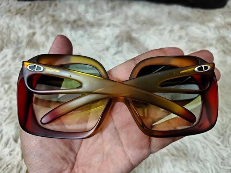 แว่นกันแดดวินเทจ Christian Dior Vintage Oversized Sunglasses Model 2005 มีรอยบ้าง โดยรวมสภาพดี  รูปที่ 13