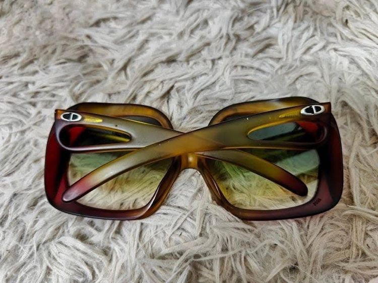 แว่นกันแดดวินเทจ Christian Dior Vintage Oversized Sunglasses Model 2005 มีรอยบ้าง โดยรวมสภาพดี  รูปที่ 5