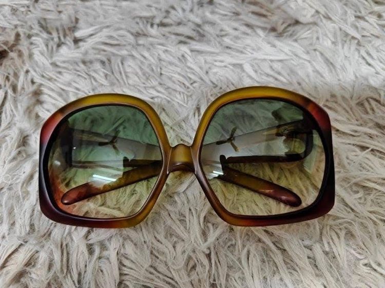 แว่นกันแดดวินเทจ Christian Dior Vintage Oversized Sunglasses Model 2005 มีรอยบ้าง โดยรวมสภาพดี 