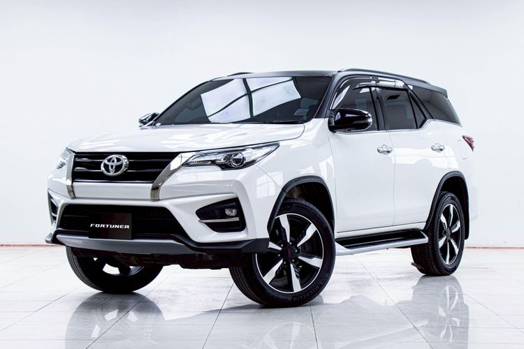 รถ Toyota Fortuner 2.8 TRD Sportivo สี ขาว