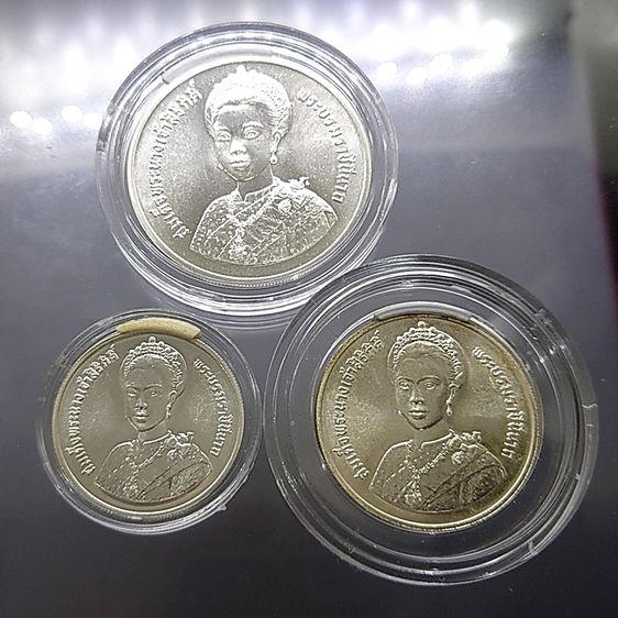 เหรียญเงินครบชุด ที่ระลึกเฉลิมพระชนมพรรษา 5 รอบ สมเด็จพระนางเจ้าสิริกิติ์ พระบรมราชินีนาถ พ.ศ.2535 ไม่ผ่านใช้ รูปที่ 7