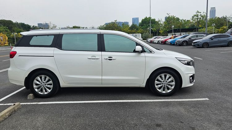 Kia Grand Carnival 2017 2.2 LX Utility-car ดีเซล เกียร์อัตโนมัติ ขาว รูปที่ 2