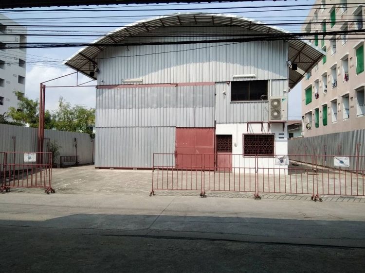 ให้เช่าโกดังใหม่พร้อมสำนักงาน พื้นที่ใช้สอย 711 ตรม. ใกล้แยกเทพารักษ์ น้ำไม่ท่วม เข้าออกสะดวก เพียง 55,000 เดือน