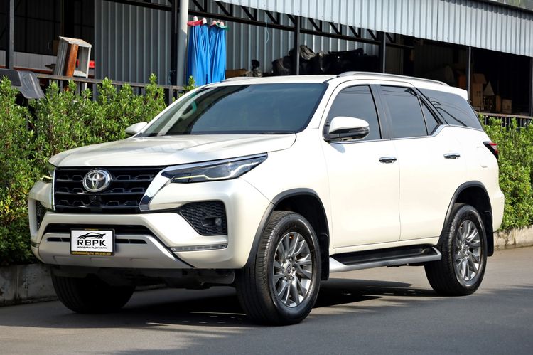 รถ Toyota Fortuner 2.4 V สี ขาว