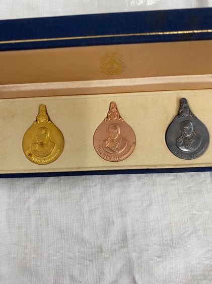 เหรียญพระมหาชนกชุดใหญ่ ทองนาคเงินครบชุด พร้อมกล่อง ผ้าไหมสีน้ำเงินและกล่องครบชุด รูปที่ 15