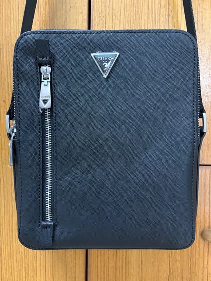 ชาย ดำ หนัง PU ขายกระเป๋า Guess ของแท้ สภาพใหม่มาก