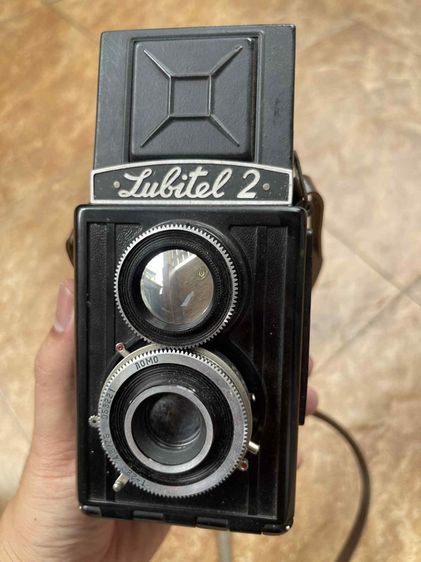 กล้องฟิล์มรุ่น Lubitel 2 ซึ่งเป็นกล้องสะท้อนเลนส์คู่ รูปที่ 17
