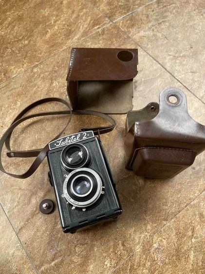 กล้องฟิล์มรุ่น Lubitel 2 ซึ่งเป็นกล้องสะท้อนเลนส์คู่ รูปที่ 2
