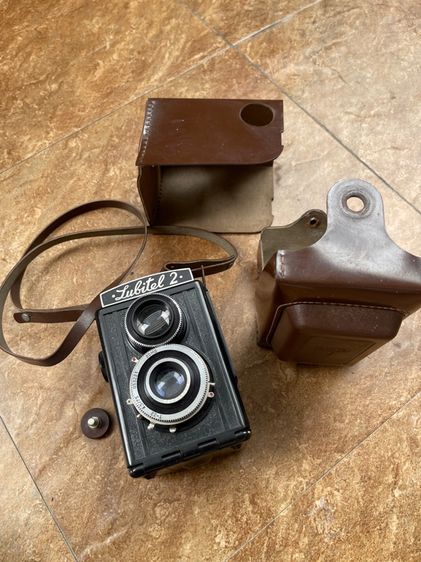กล้องฟิล์มรุ่น Lubitel 2 ซึ่งเป็นกล้องสะท้อนเลนส์คู่ รูปที่ 8
