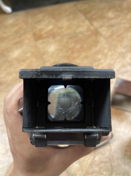 กล้องฟิล์มรุ่น Lubitel 2 ซึ่งเป็นกล้องสะท้อนเลนส์คู่ รูปที่ 16