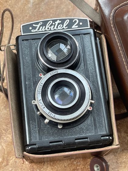 กล้องฟิล์มรุ่น Lubitel 2 ซึ่งเป็นกล้องสะท้อนเลนส์คู่ รูปที่ 5