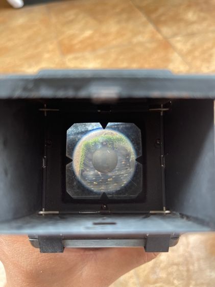 กล้องฟิล์มรุ่น Lubitel 2 ซึ่งเป็นกล้องสะท้อนเลนส์คู่ รูปที่ 10