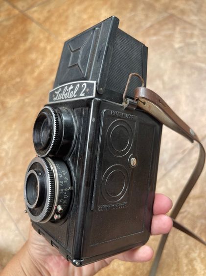 กล้องฟิล์มรุ่น Lubitel 2 ซึ่งเป็นกล้องสะท้อนเลนส์คู่ รูปที่ 12