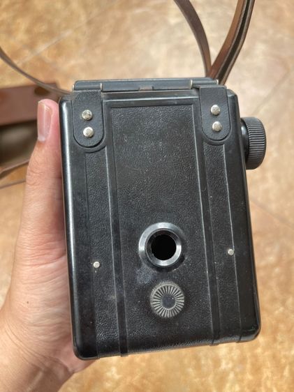 กล้องฟิล์มรุ่น Lubitel 2 ซึ่งเป็นกล้องสะท้อนเลนส์คู่ รูปที่ 9