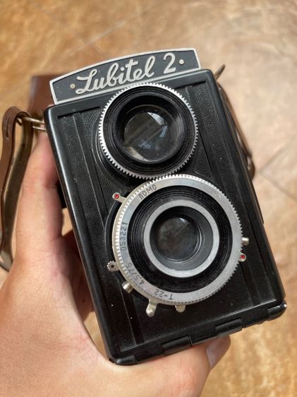 กล้องฟิล์มรุ่น Lubitel 2 ซึ่งเป็นกล้องสะท้อนเลนส์คู่ รูปที่ 6