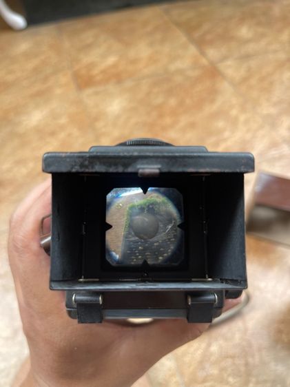 กล้องฟิล์มรุ่น Lubitel 2 ซึ่งเป็นกล้องสะท้อนเลนส์คู่ รูปที่ 11
