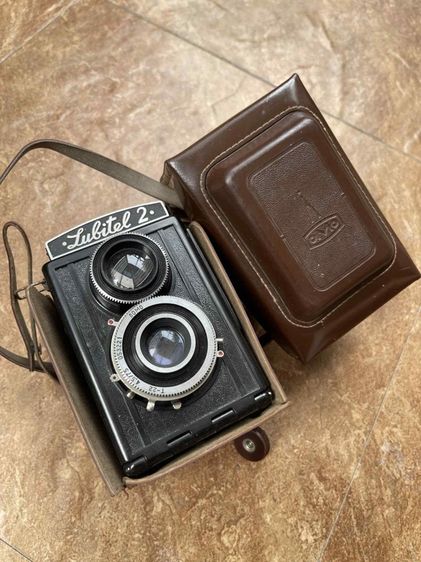 กล้องฟิล์มรุ่น Lubitel 2 ซึ่งเป็นกล้องสะท้อนเลนส์คู่ รูปที่ 13