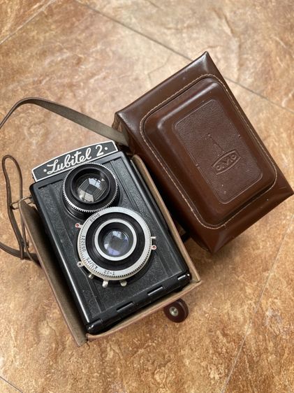 กล้องฟิล์มรุ่น Lubitel 2 ซึ่งเป็นกล้องสะท้อนเลนส์คู่