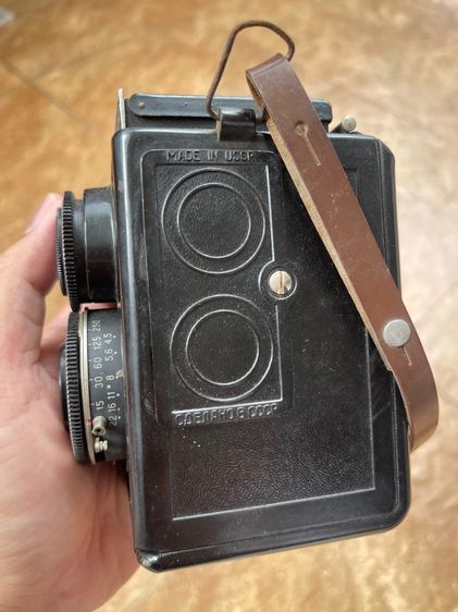 กล้องฟิล์มรุ่น Lubitel 2 ซึ่งเป็นกล้องสะท้อนเลนส์คู่ รูปที่ 7