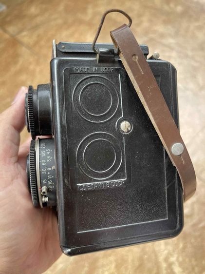 กล้องฟิล์มรุ่น Lubitel 2 ซึ่งเป็นกล้องสะท้อนเลนส์คู่ รูปที่ 14