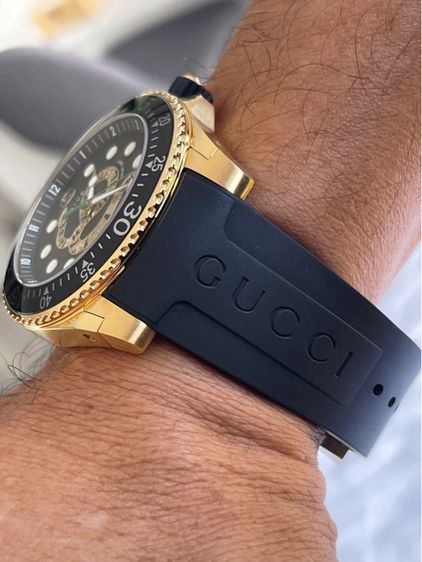 GUCCI DRIVE 45mm Gold Snake Black Dial Rubber Band Swiss Watch YA136219 รูปที่ 12