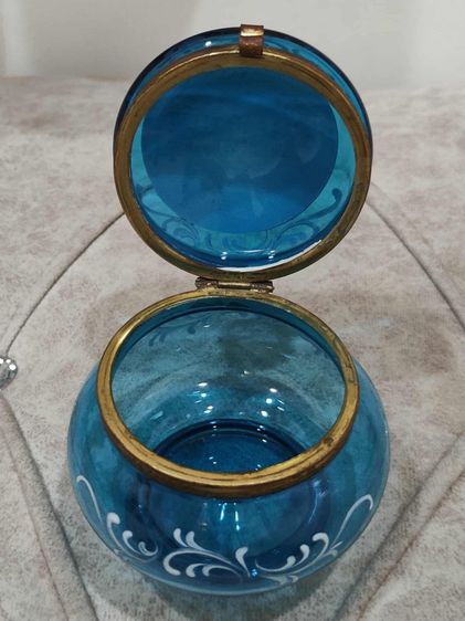 กระปุกแป้งน้ำเงิน ฝาบนภาพแสดงถึงสะพานอเล็กซานเดอร์ที่ 3 (Pont Alexandre III) ซึ่งเป็นสะพานที่สร้างขึ้นสำหรับงานนิทรรศการโลก  รูปที่ 6