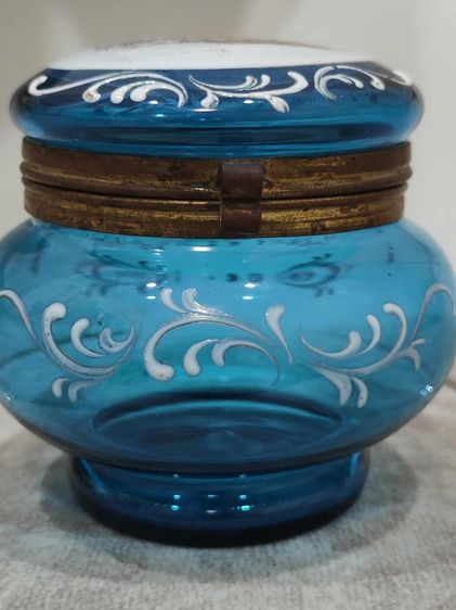 กระปุกแป้งน้ำเงิน ฝาบนภาพแสดงถึงสะพานอเล็กซานเดอร์ที่ 3 (Pont Alexandre III) ซึ่งเป็นสะพานที่สร้างขึ้นสำหรับงานนิทรรศการโลก  รูปที่ 4