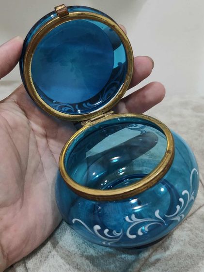 กระปุกแป้งน้ำเงิน ฝาบนภาพแสดงถึงสะพานอเล็กซานเดอร์ที่ 3 (Pont Alexandre III) ซึ่งเป็นสะพานที่สร้างขึ้นสำหรับงานนิทรรศการโลก  รูปที่ 10