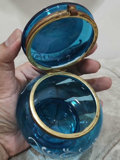 กระปุกแป้งน้ำเงิน ฝาบนภาพแสดงถึงสะพานอเล็กซานเดอร์ที่ 3 (Pont Alexandre III) ซึ่งเป็นสะพานที่สร้างขึ้นสำหรับงานนิทรรศการโลก  รูปที่ 14