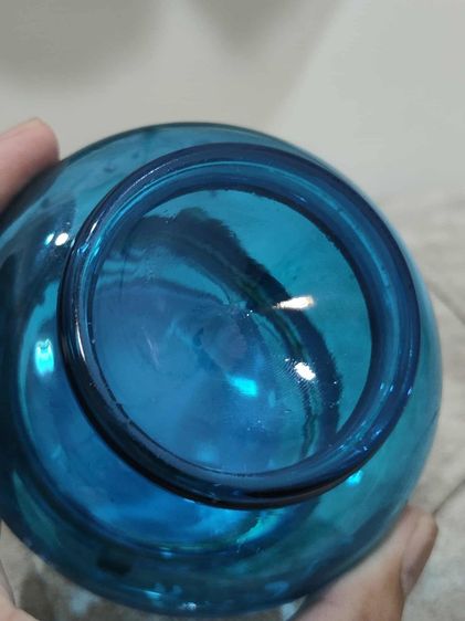 กระปุกแป้งน้ำเงิน ฝาบนภาพแสดงถึงสะพานอเล็กซานเดอร์ที่ 3 (Pont Alexandre III) ซึ่งเป็นสะพานที่สร้างขึ้นสำหรับงานนิทรรศการโลก  รูปที่ 7